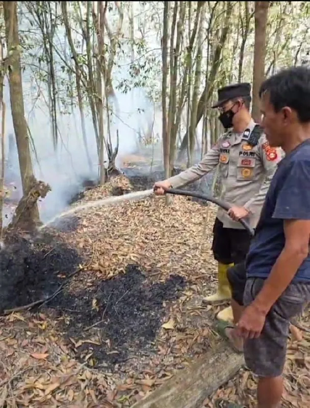 Polisi dan Warga Melakukan Pemadaman Lahan Tanah Abang setelah Pengaduan 110